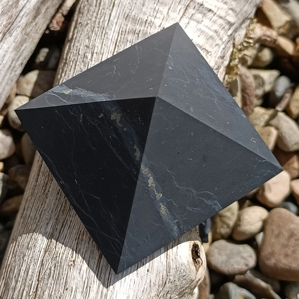 Matte Pyramide aus Schungit auf Holz