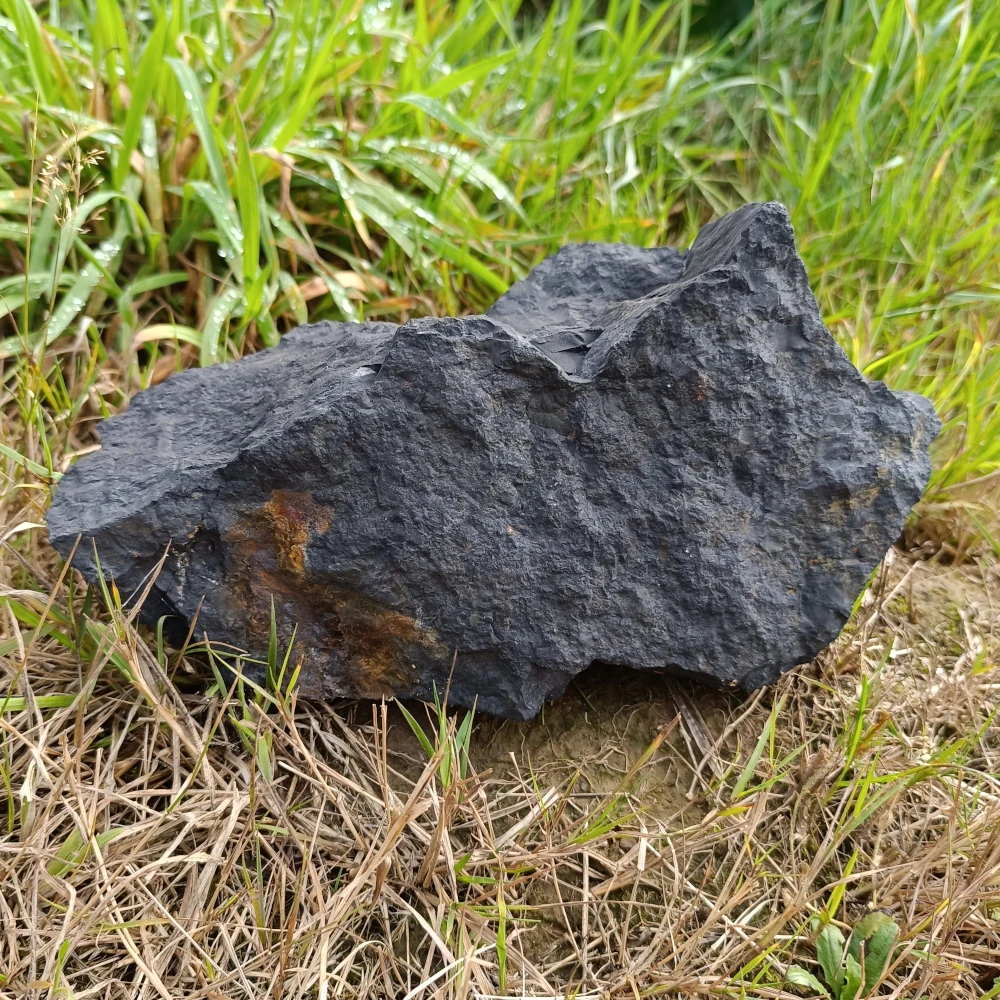 Schungit Rohstein, unregelmäßige Form, dunkelgrau matt