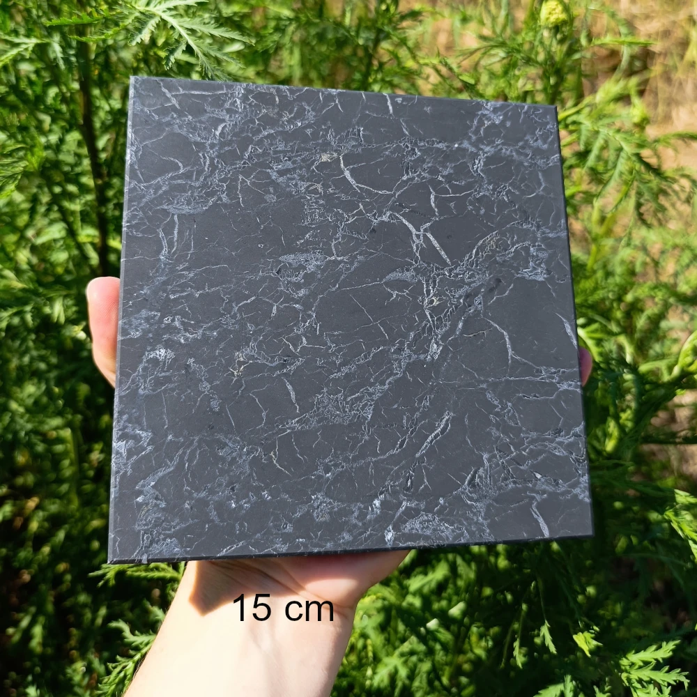 Schungit-Platte 15 cm unpoliert, quadratisch, matt dunkelgrau, in der Hand