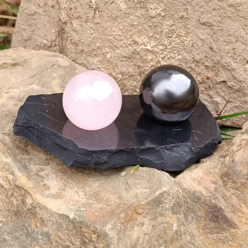 Harmonisiererset aus Schungit und Rosenquarz auf Schungit-Kugelhalter