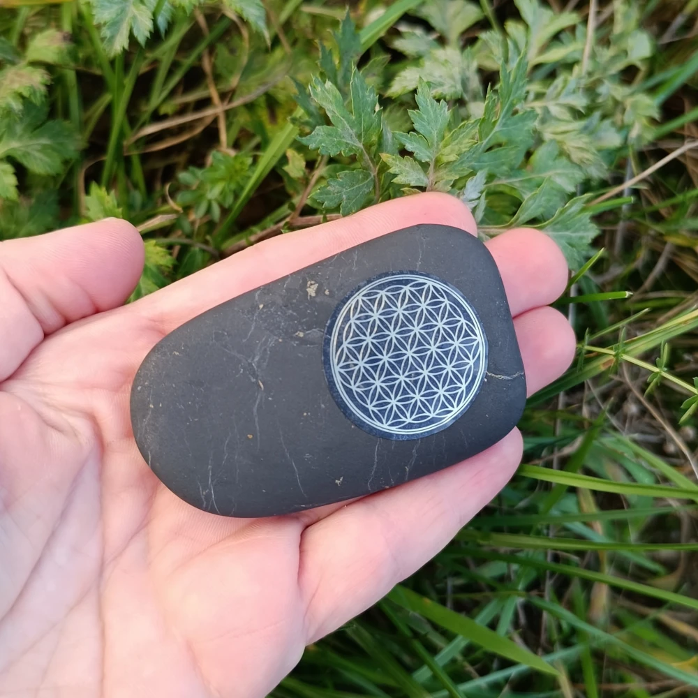 Handschleichler aus Schungit mit Lebensblume
