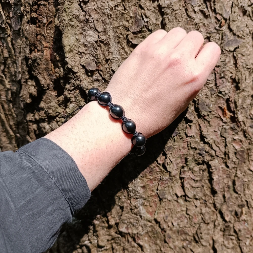 Schungit Armband mit grossen Perlen am Handgelenk