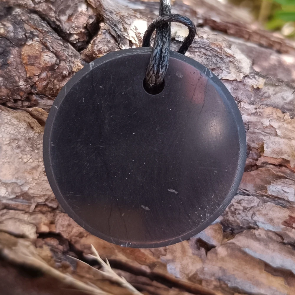 Schungit-Kreisanhänger gebohrt, rund, flach, mit Loch