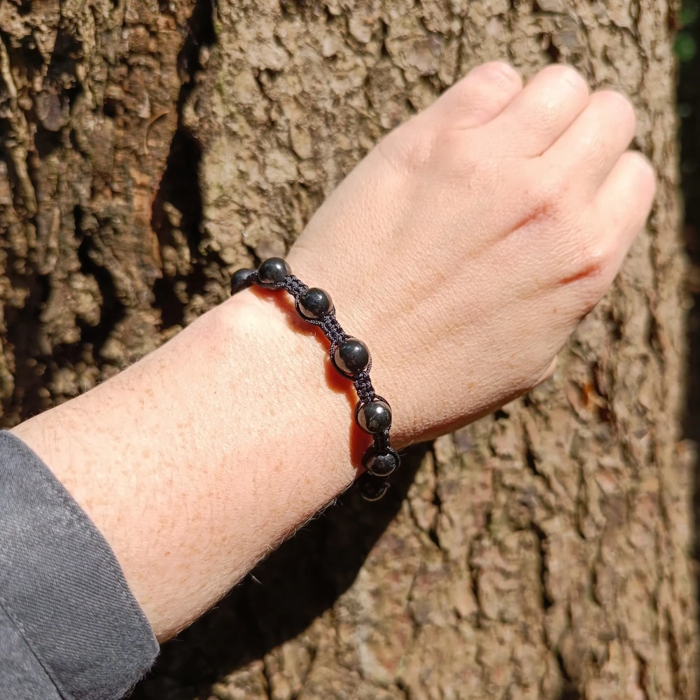 Armband aus kleinen Schungitkugeln