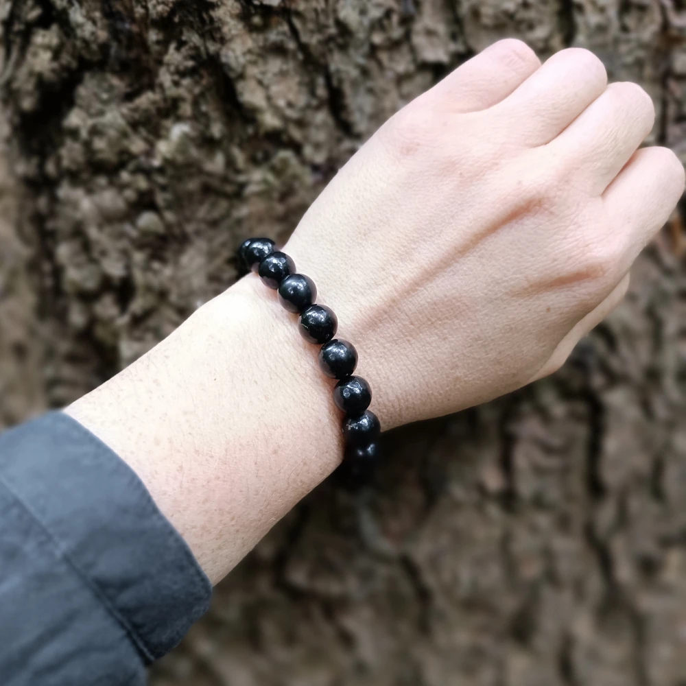 Kugelarmband aus Schungit am Handgelenk
