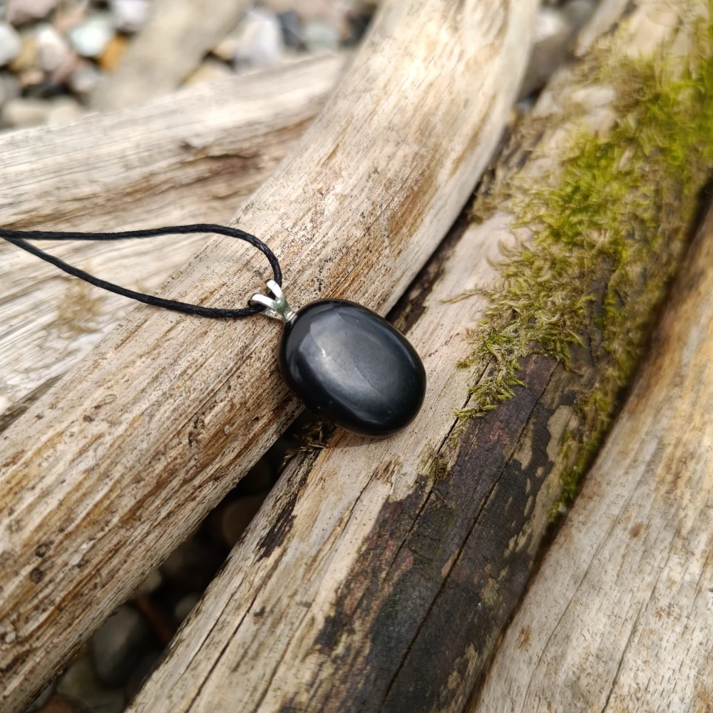 Halsanhänger aus Schungit in ovaler Form