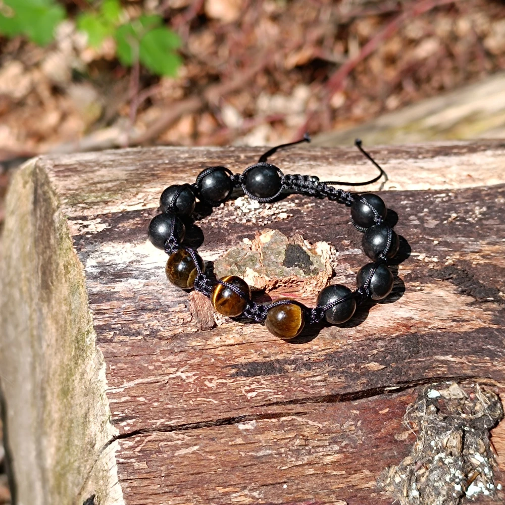 Tigerauge Shamballa Armband mit Schungit auf Holz