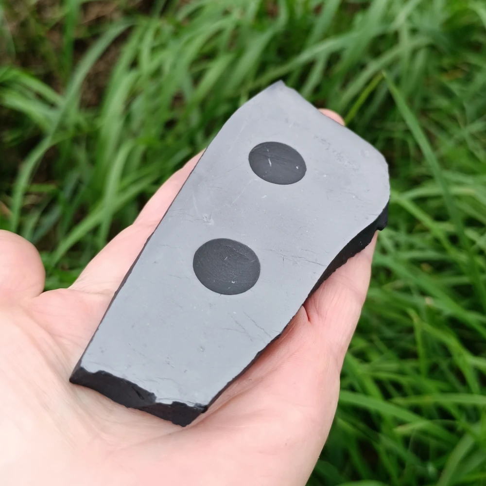 Freeform Untersetzer aus Schungit in der Hand