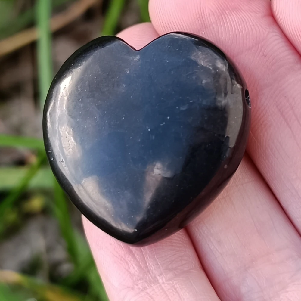 Herzfoermiger Schungit in der Hand