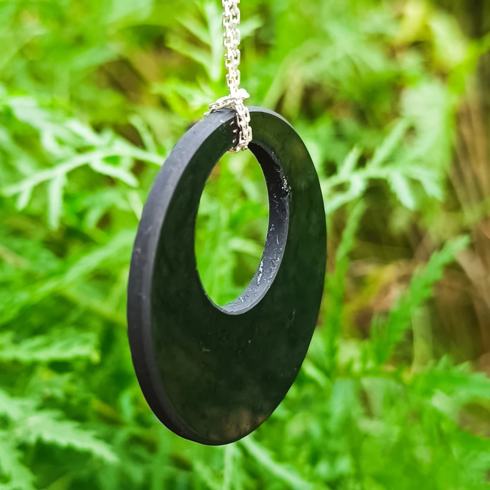 Kreis im Kreis Anhaenger aus Schungit an einer Silberkette haengend