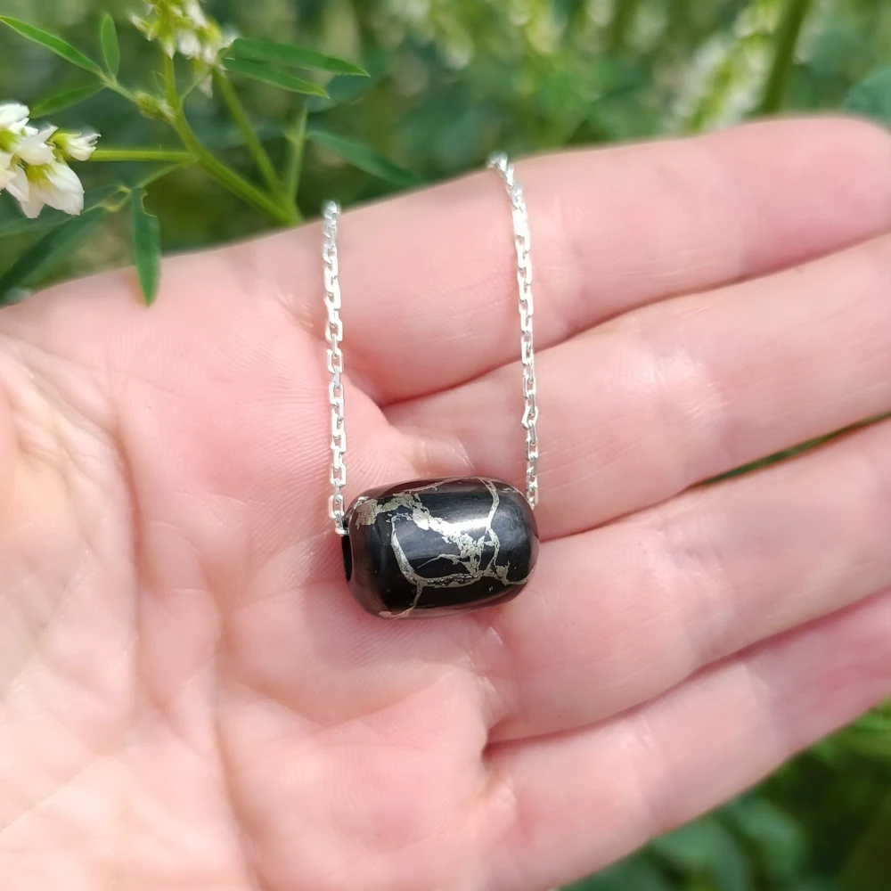 Schungit Toennchen mit Silberkette und Pyritmaserung