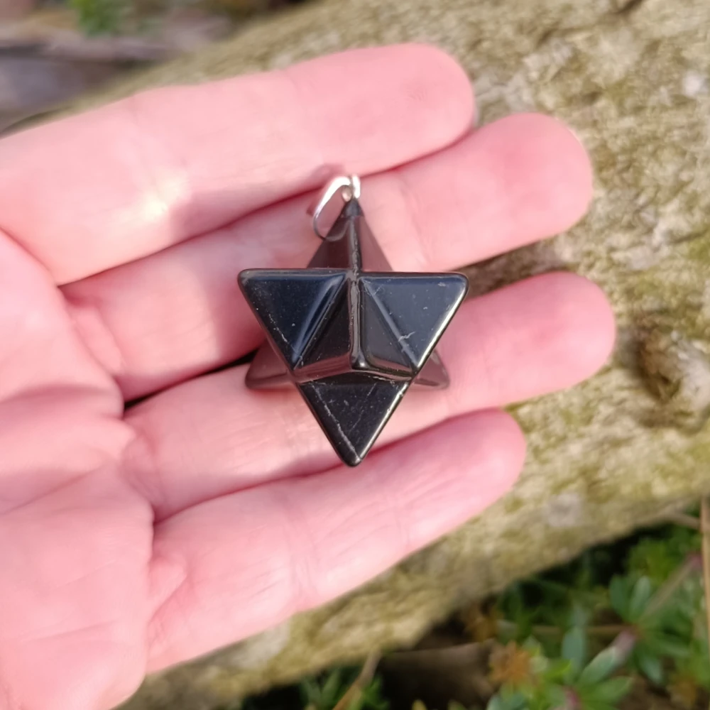 Schungit Merkaba in der Hand