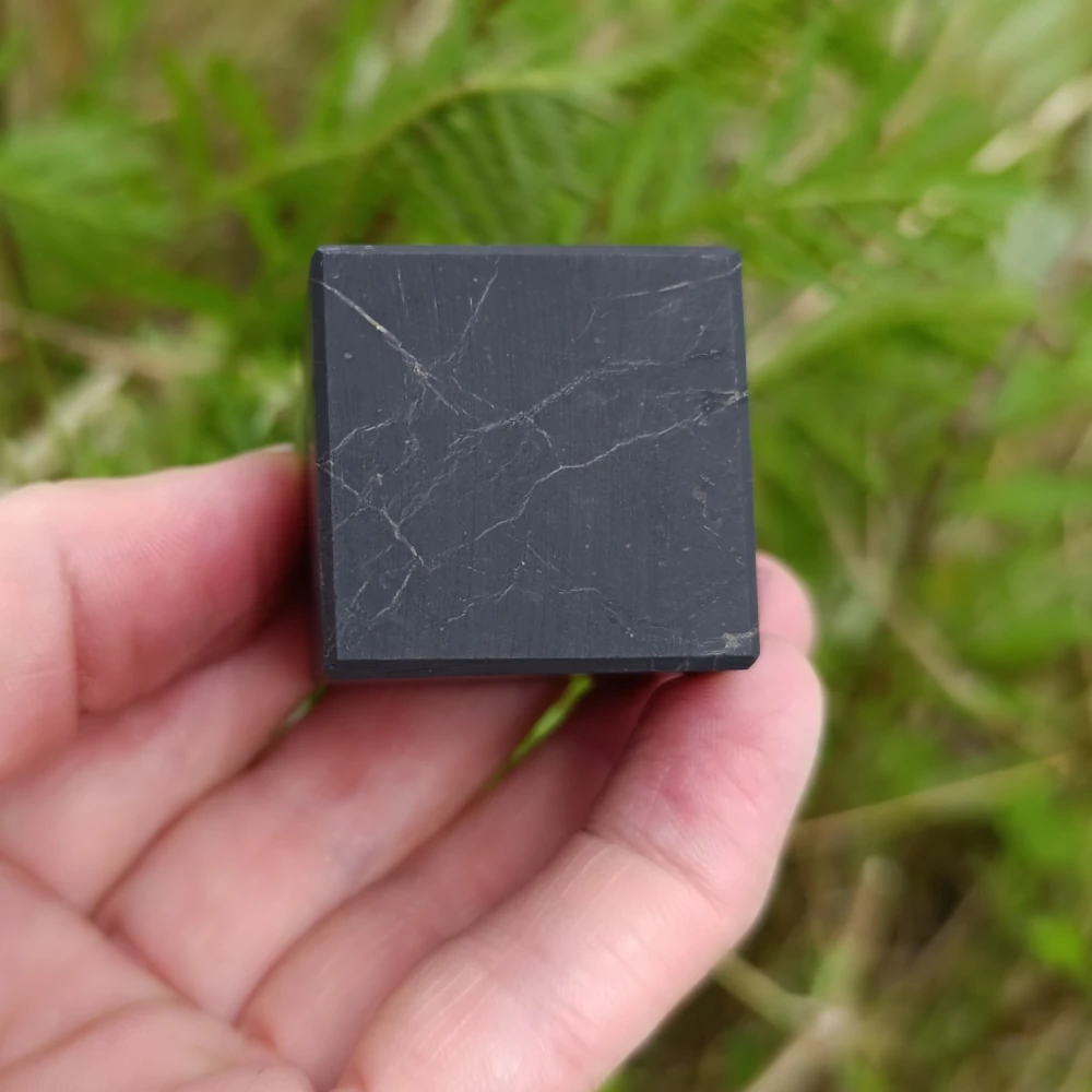 Schungit-Würfel unpoliert, 3 cm, matt dunkelgrau, in der Hand
