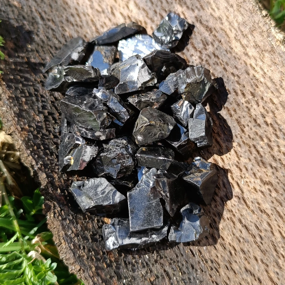 Silbrige Edelschungit Splitter fuer Wasser.