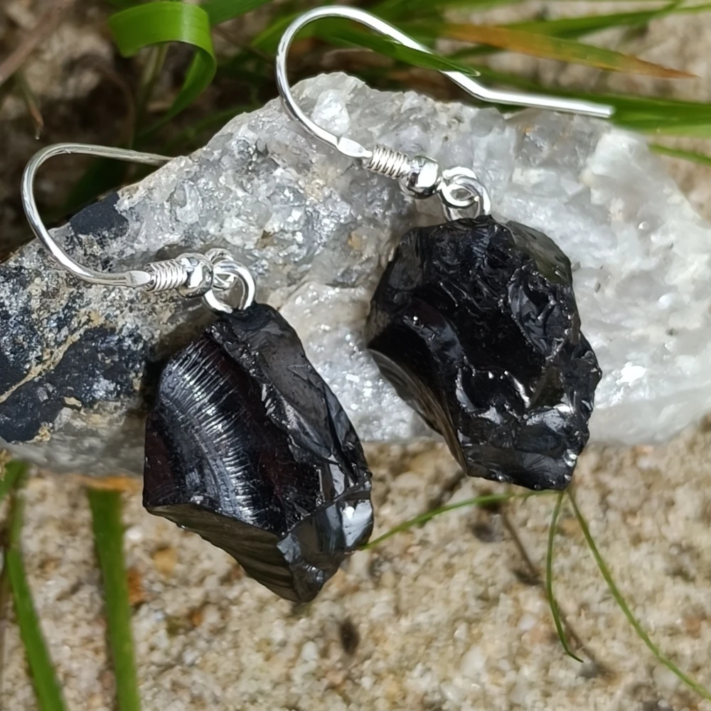 Rautenfoermige Ohrringe aus Edel Schungit