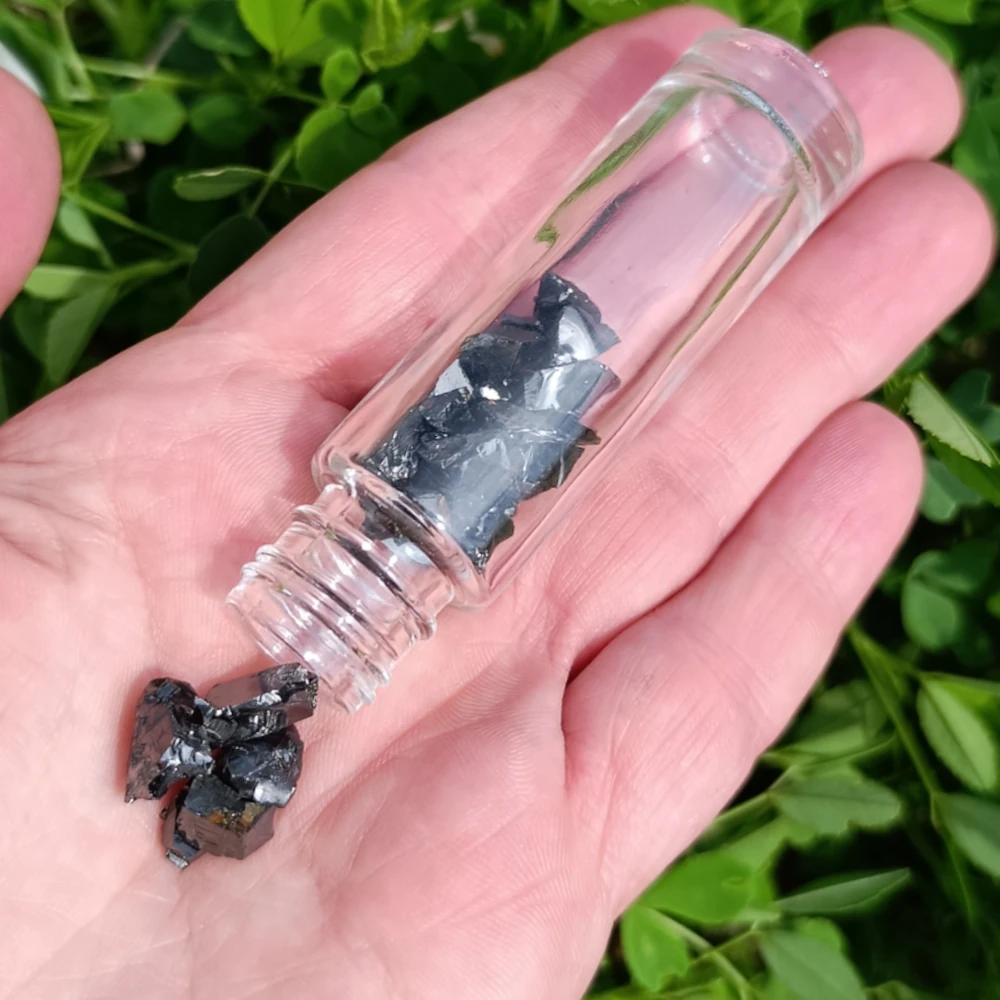 Edel-Schungit Roll-on, Glasfläschchen mit Splitt