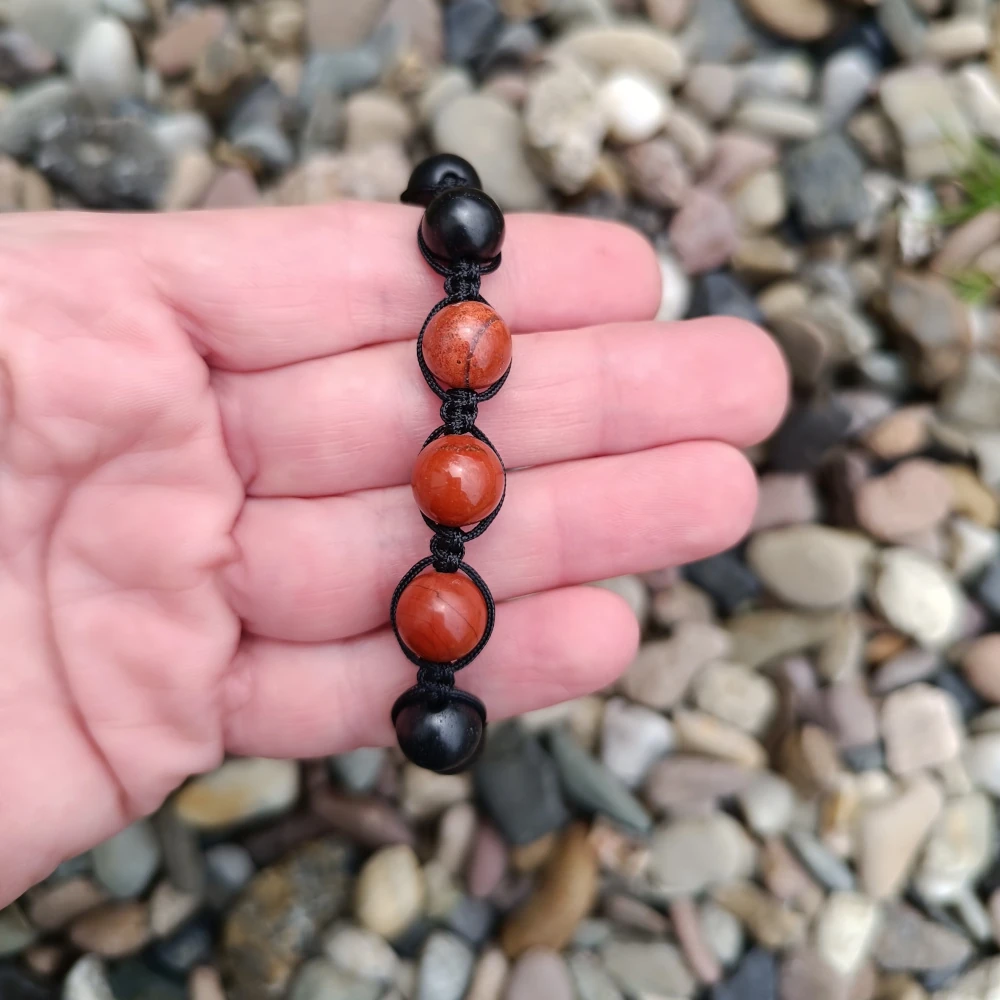 Perlenarmband aus rotem Jaspis und Schungit in Kombination