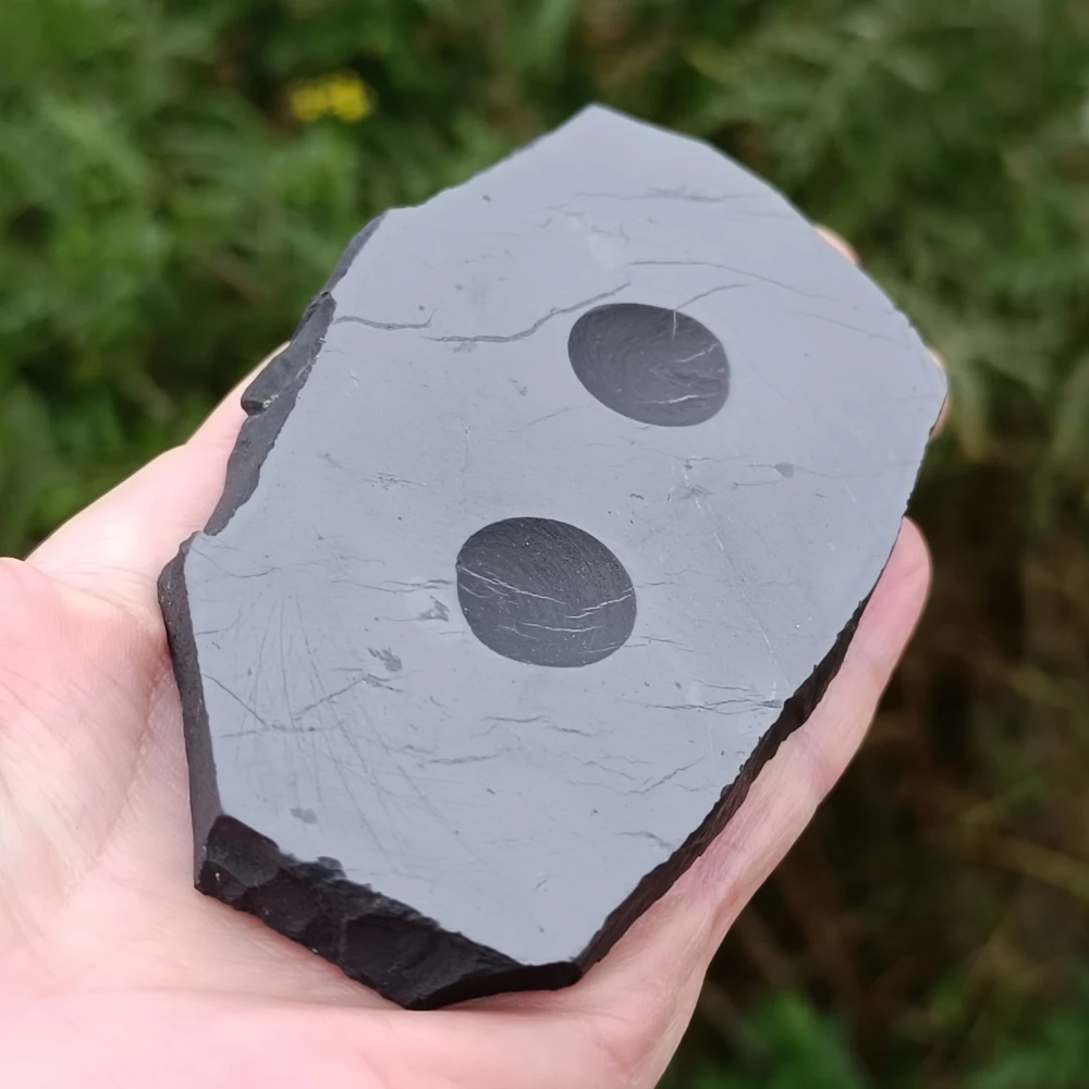 Untergestell aus Schungit für zwei Kugeln in der Hand