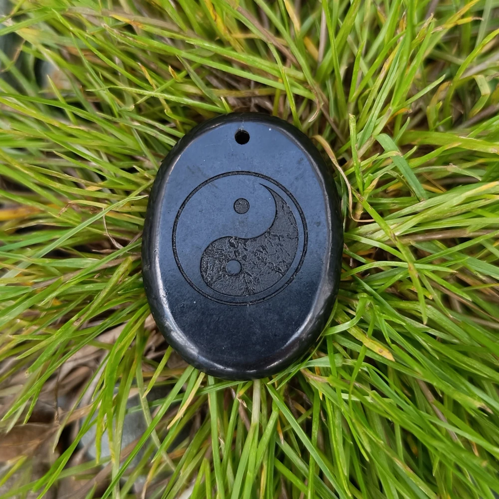 Ovaler Schungit Anhaenger mit Yin und Yang Symbol