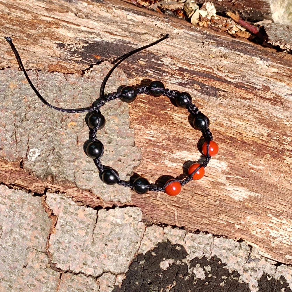 Schungit und roter Jaspis Armband auf Holz