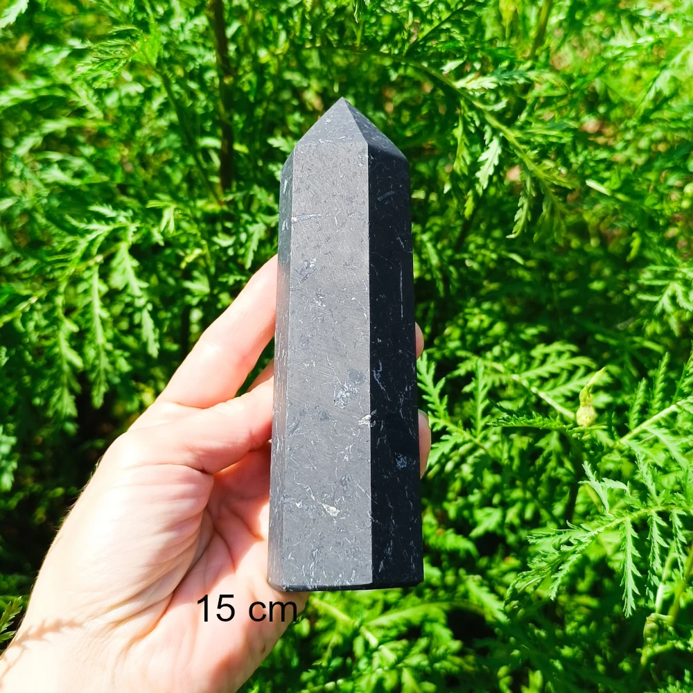 Schungit-Obelisk 15 cm, poliert, dunkelgrau, in der Hand gehalten