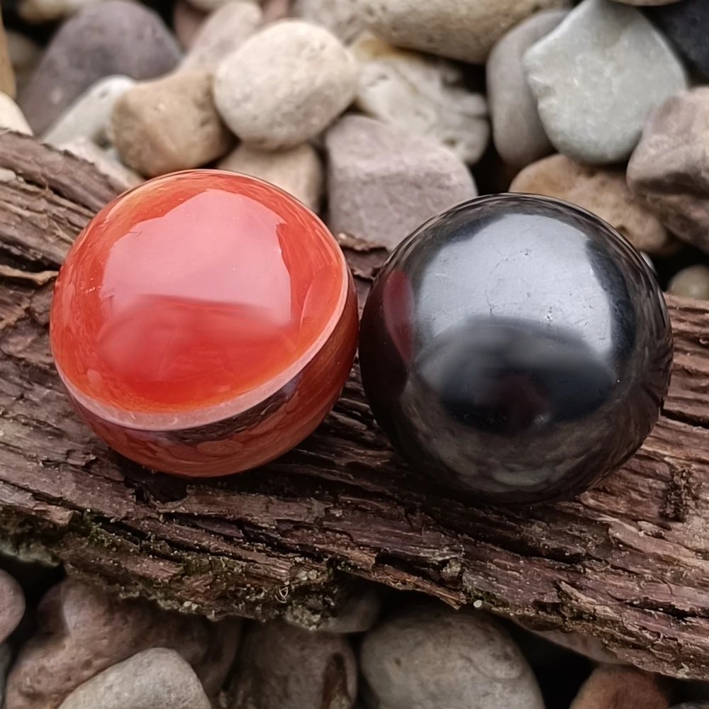 Obenansicht zweier Kugeln aus Karneol und Schungit