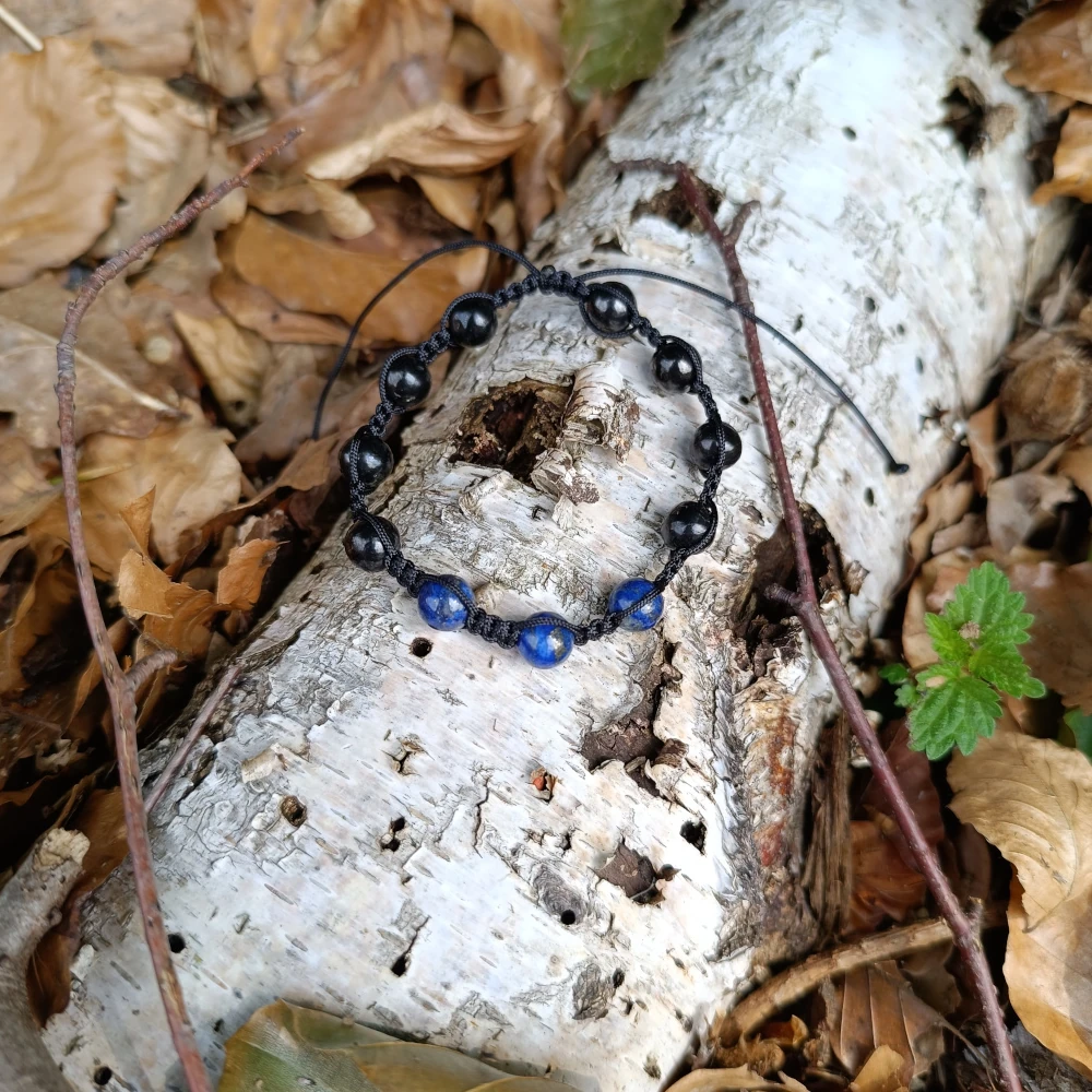 Auf Holz liegend ein Armband aus Lapis und Schungit