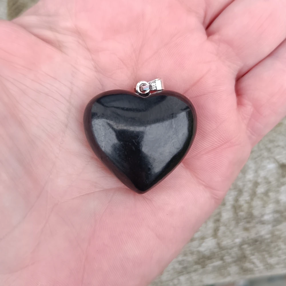 Herz aus Schungit in der Hand