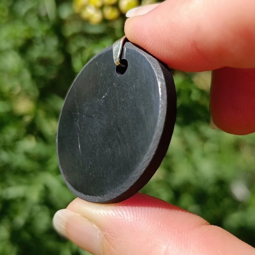 Schungit-Kreisanhänger mit silberner Öse