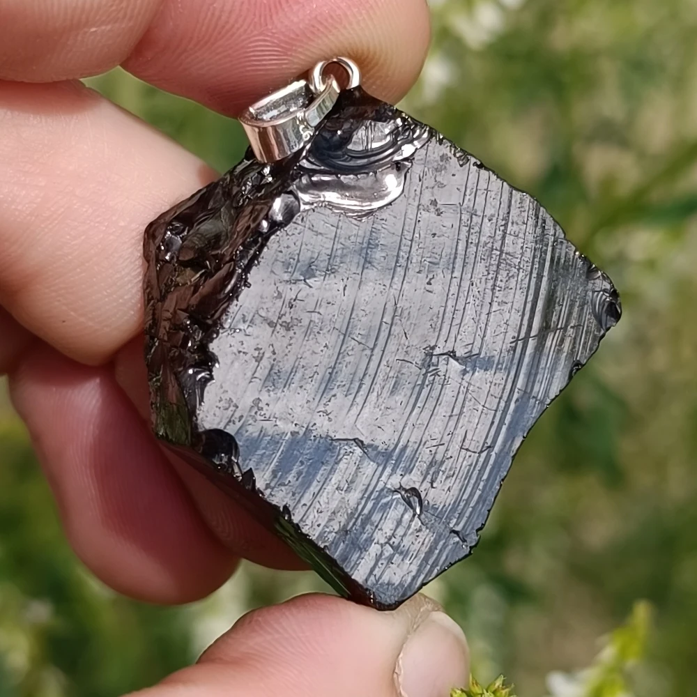 Edel-Schungit-Anhaenger Nahaufnahme.