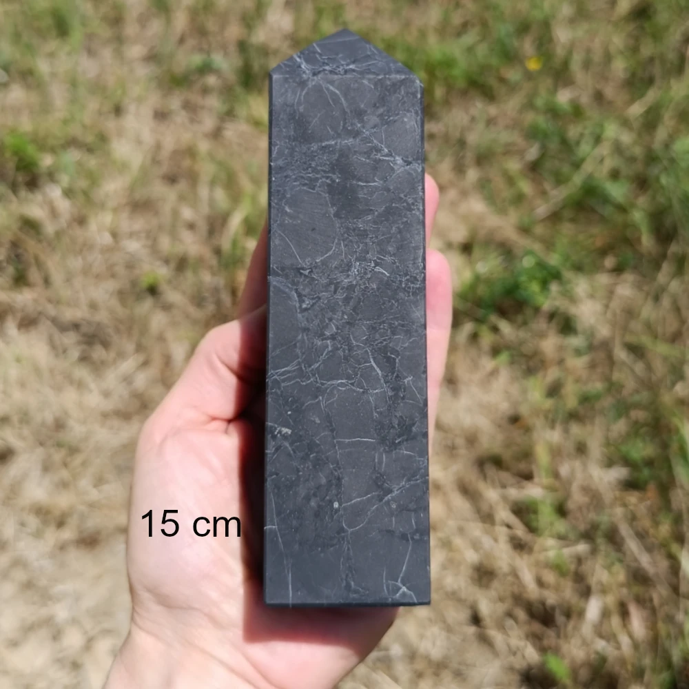 Schungit-Turm 15 cm, unpoliert, dunkelgrau, auf Sanduntergrund stehend