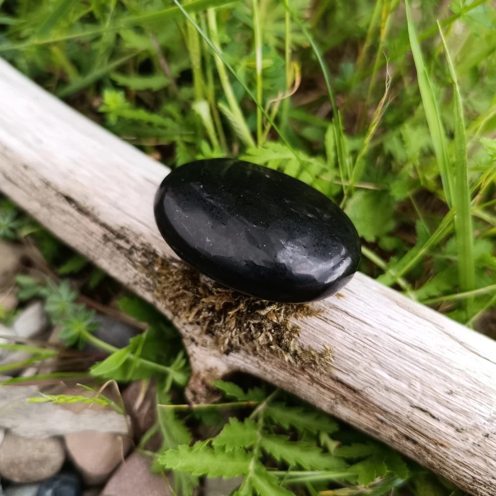 Auflegestein aus Schungit auf Holz