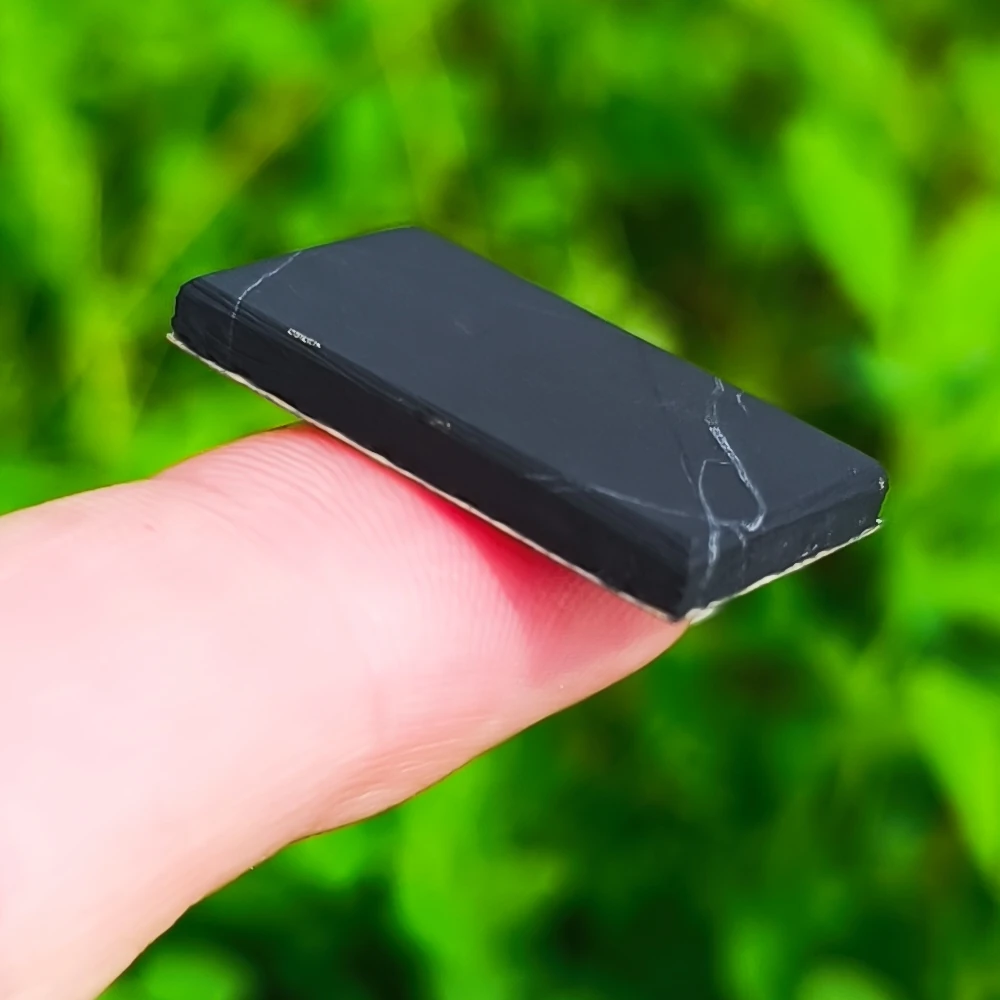 Schungit-Platte am Smartphone, schwarze Schutzplatte