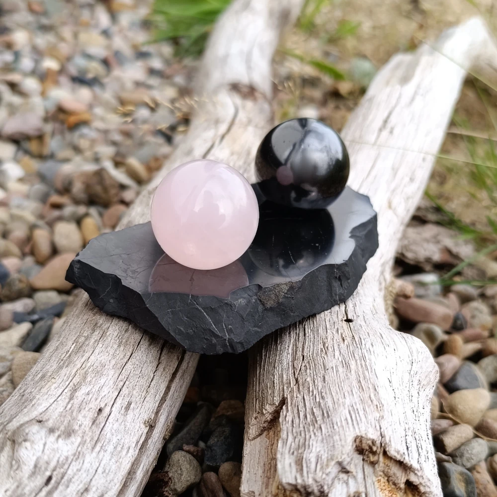 Set aus Rosenquarz und Schungit auf Untersetzer aus Schungit