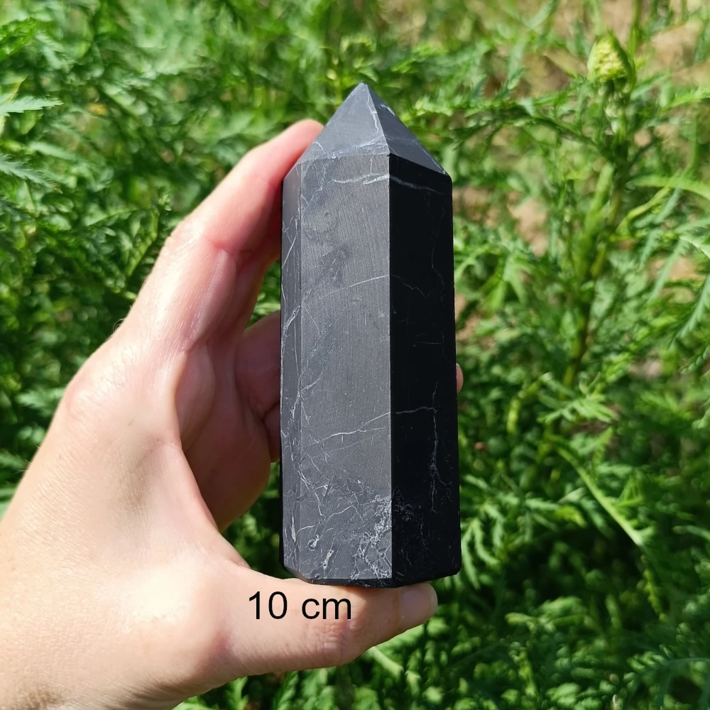 Schungit-Obelisk 10 cm, poliert, dunkelgrau, in der Hand gehalten