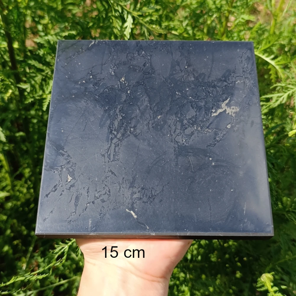 Schungit-Platte 15 cm poliert, quadratisch, glänzend schwarz, in der Hand