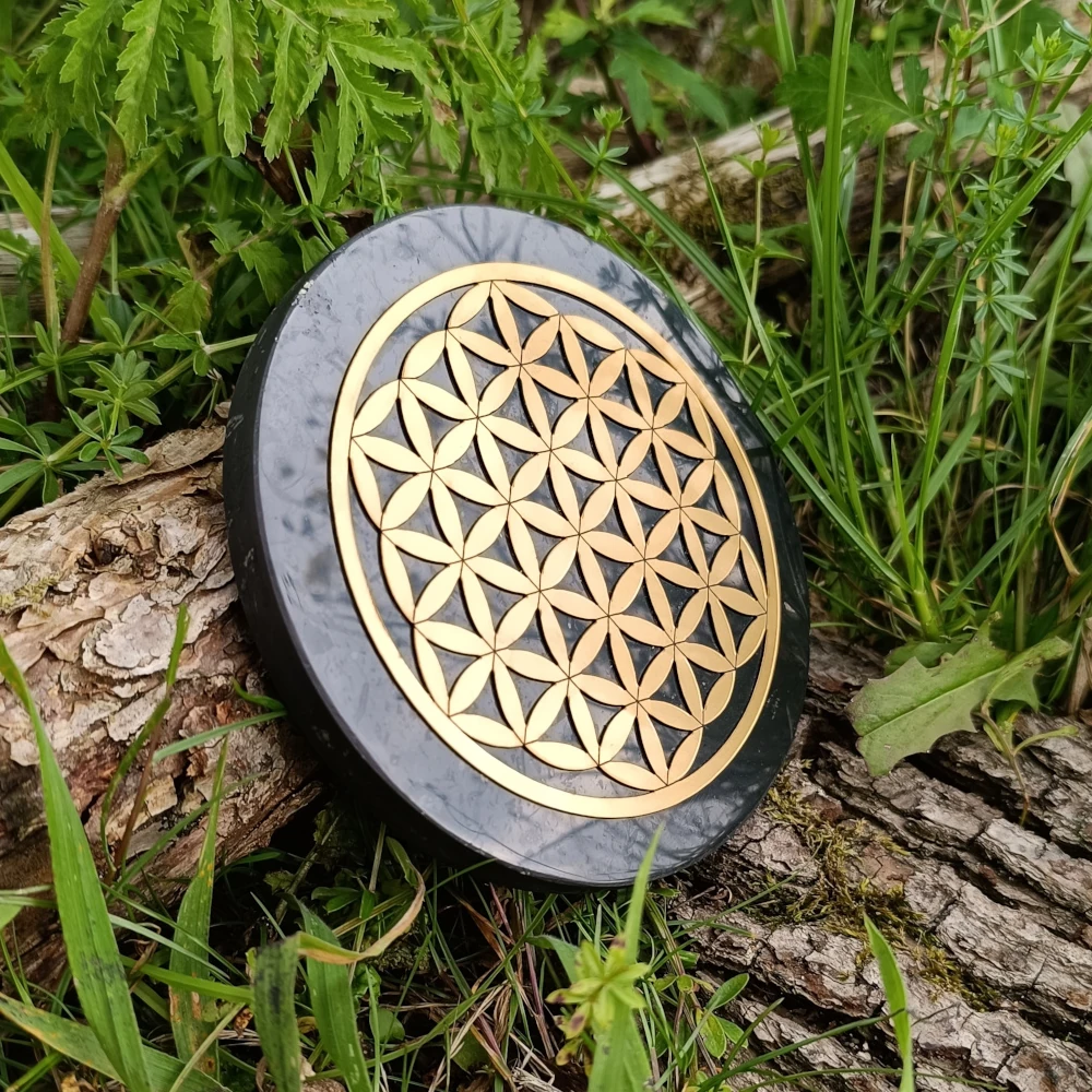 Runde Platte aus Schungit mit goldener Lebensblume Aufkleber