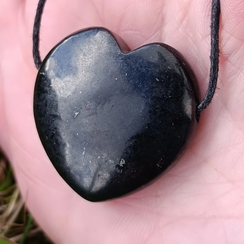 Schungit Herzchen mit Baumwollband