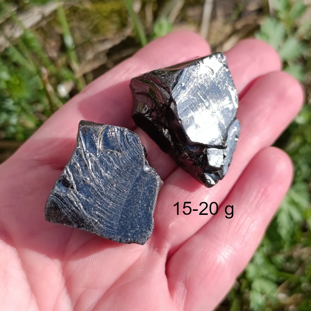 Edelschungit glaenzend in der Sonne.