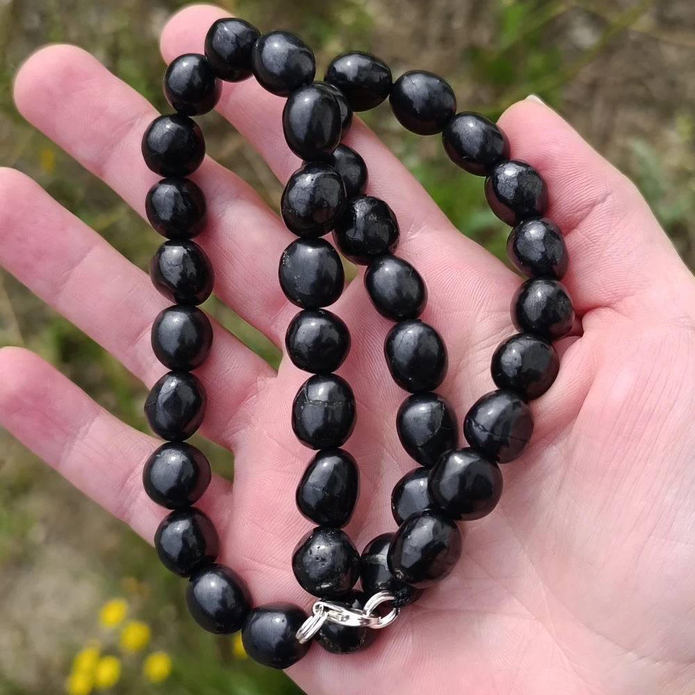 Freeform Stein Kette aus Schungit in der Hand