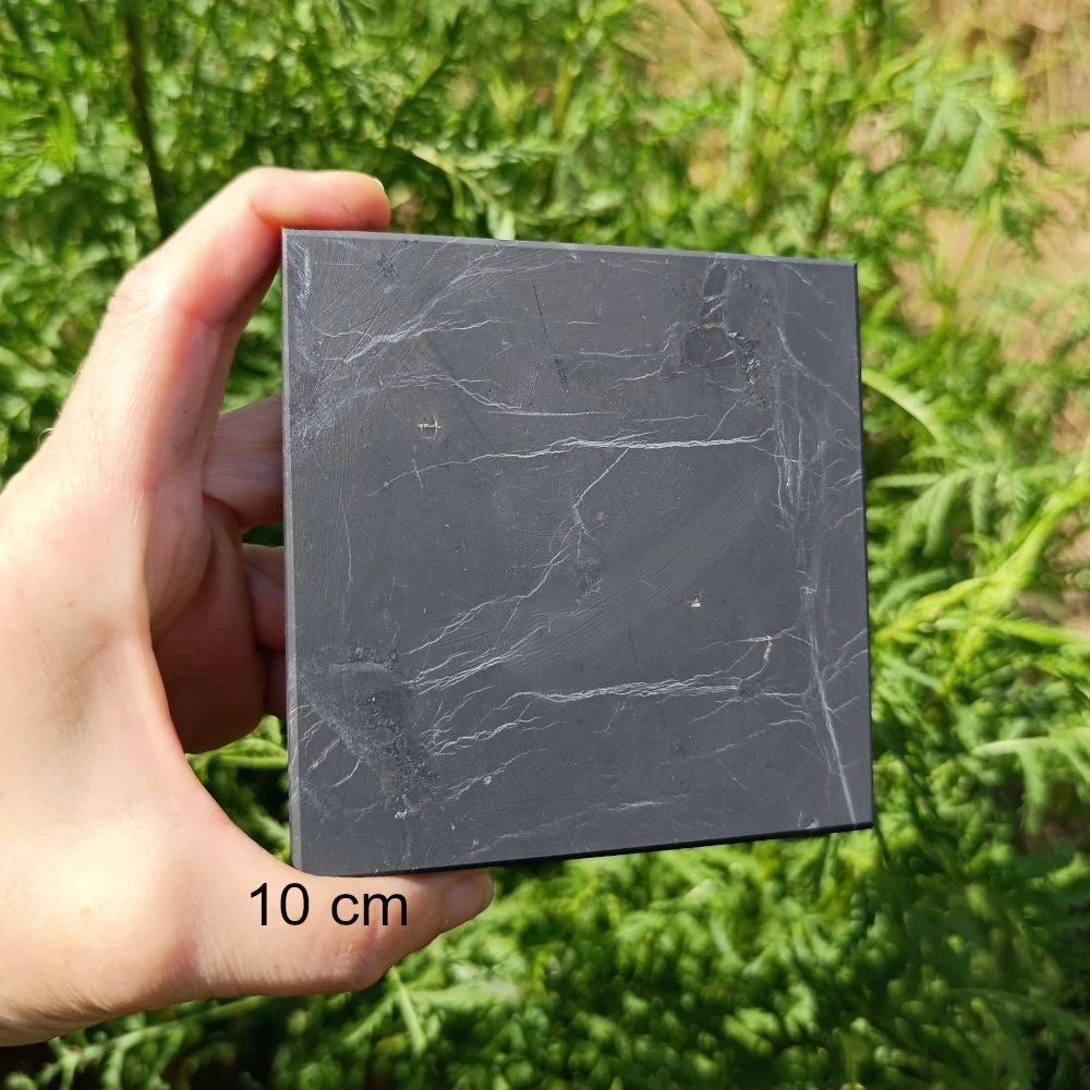 Schungit-Platte 10 cm unpoliert, quadratisch, matt dunkelgrau, in der Hand