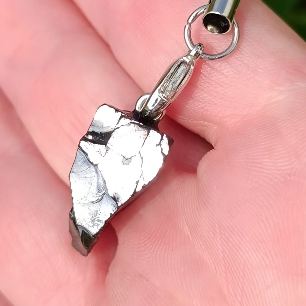 Edel-Schungit Charm-Stein, kleines poliertes Stück mit Öse