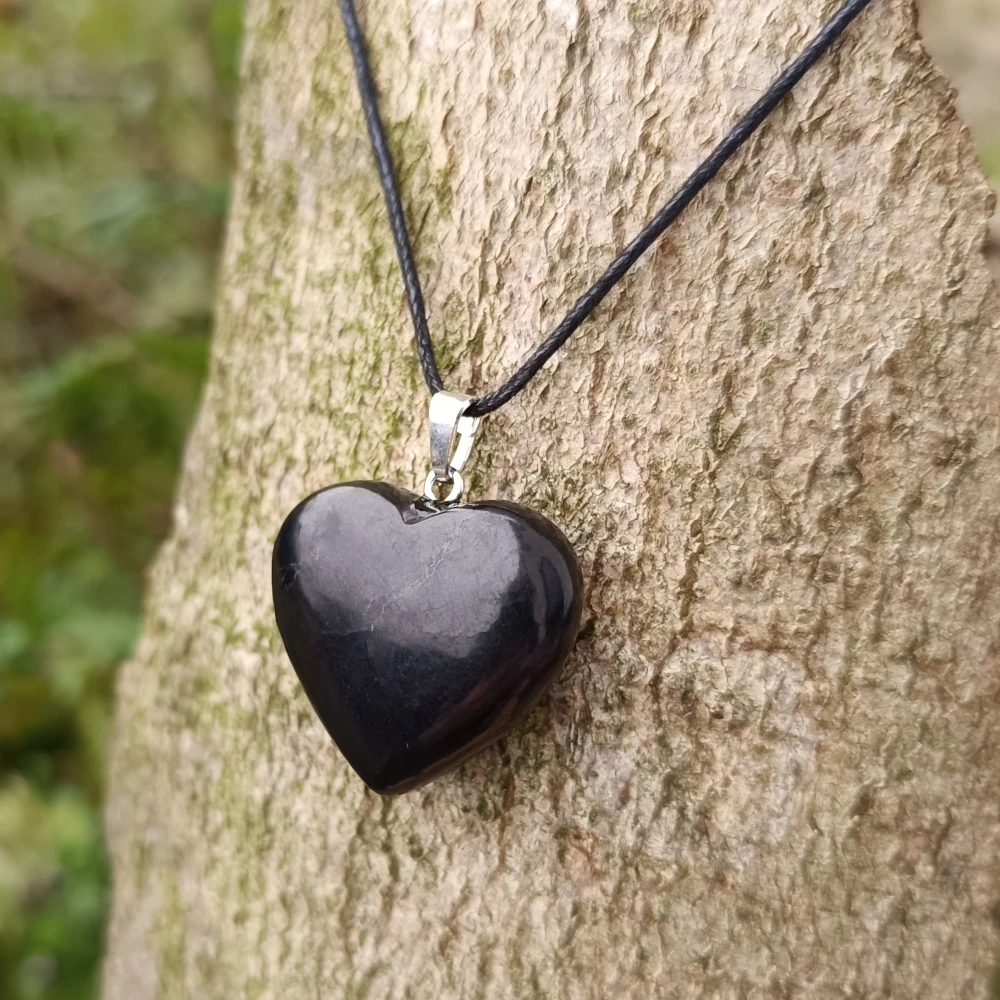 Kleines Herz aus Schungit mit Baumwollband
