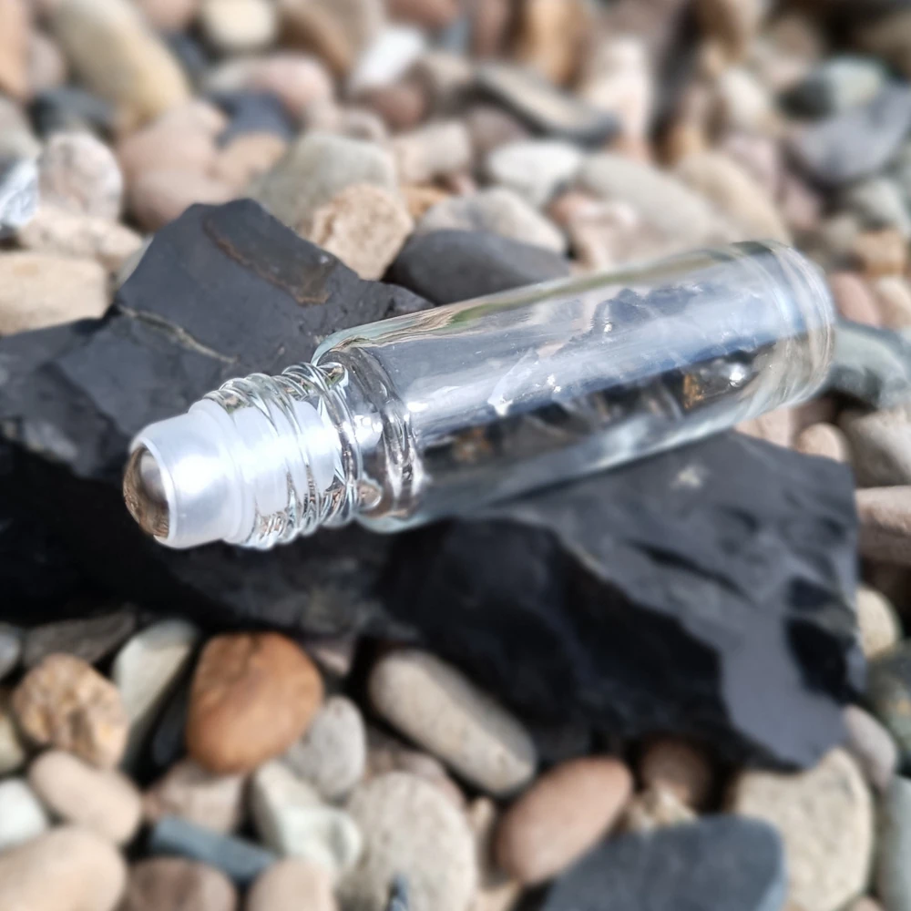 Edel-Schungit Roll-on Flakon, Splitt im Glas, liegend