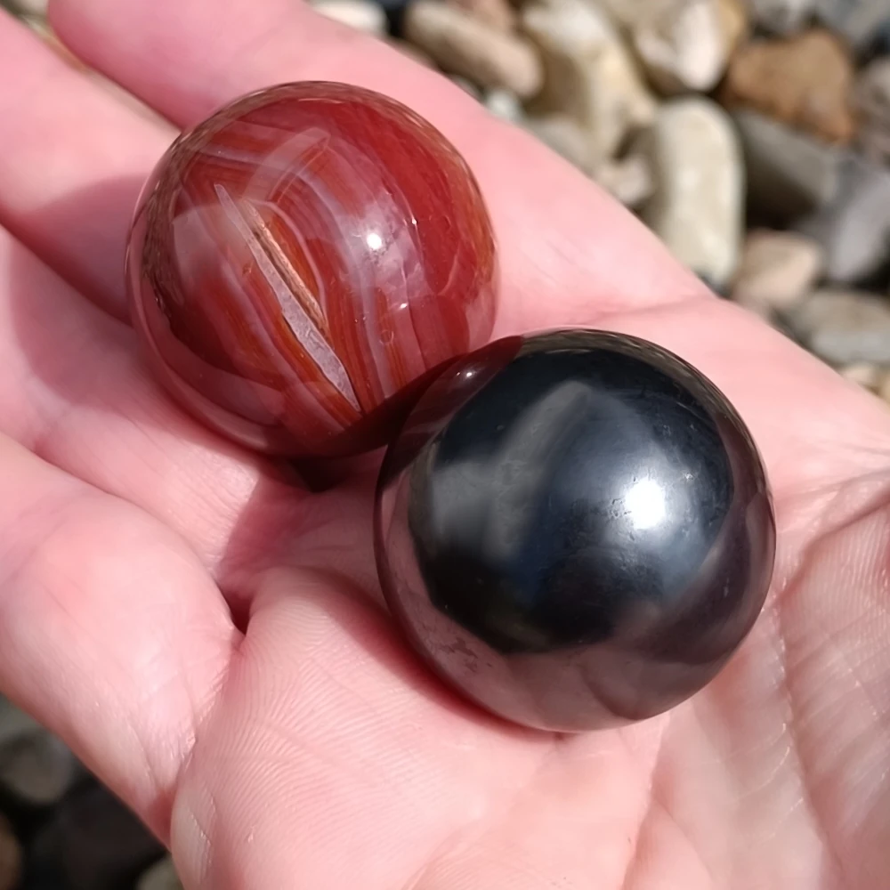 Gegensatzpaar aus Schungit und Karneol Kugel