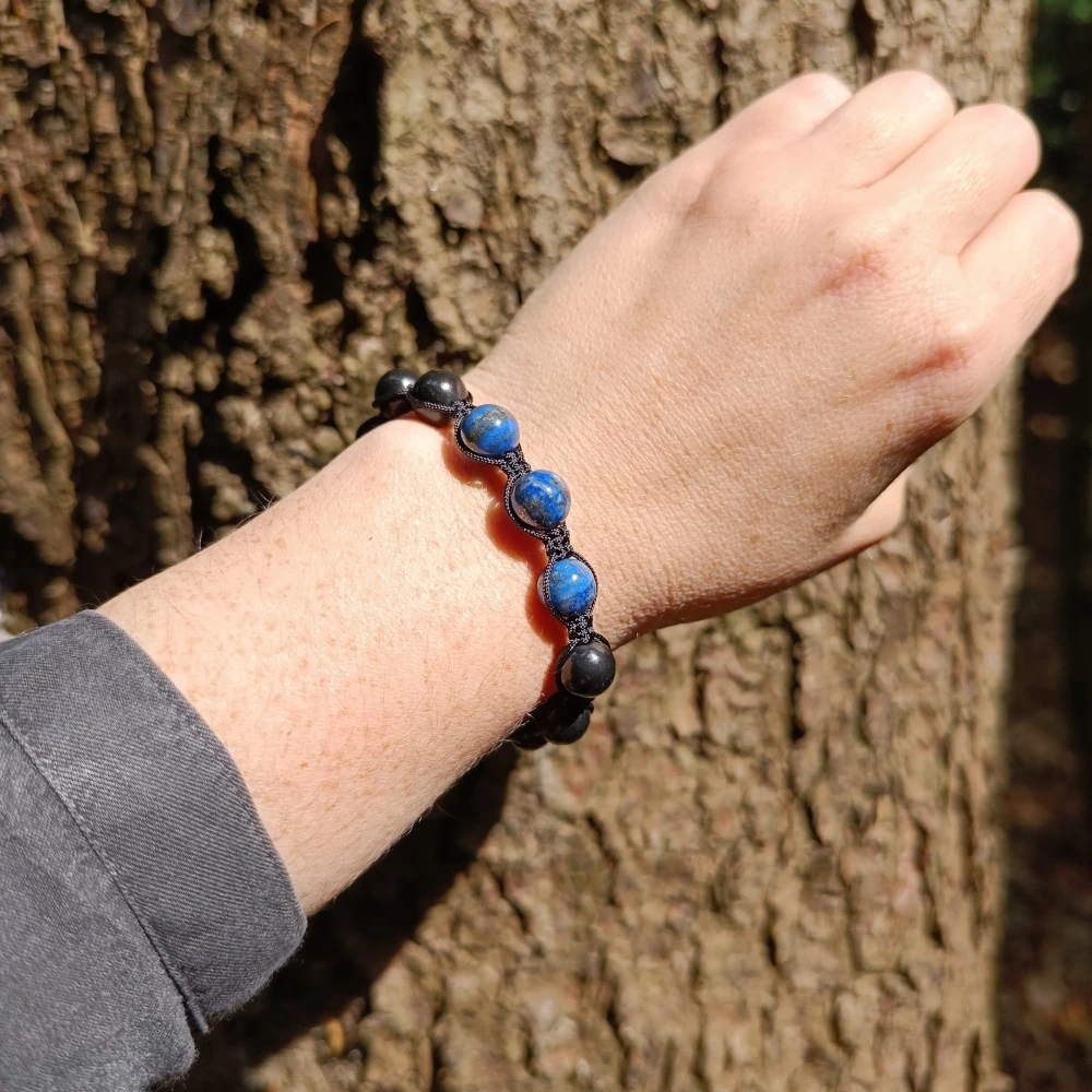 Lapislazuli und Schungit Shamballa Armband am Arm