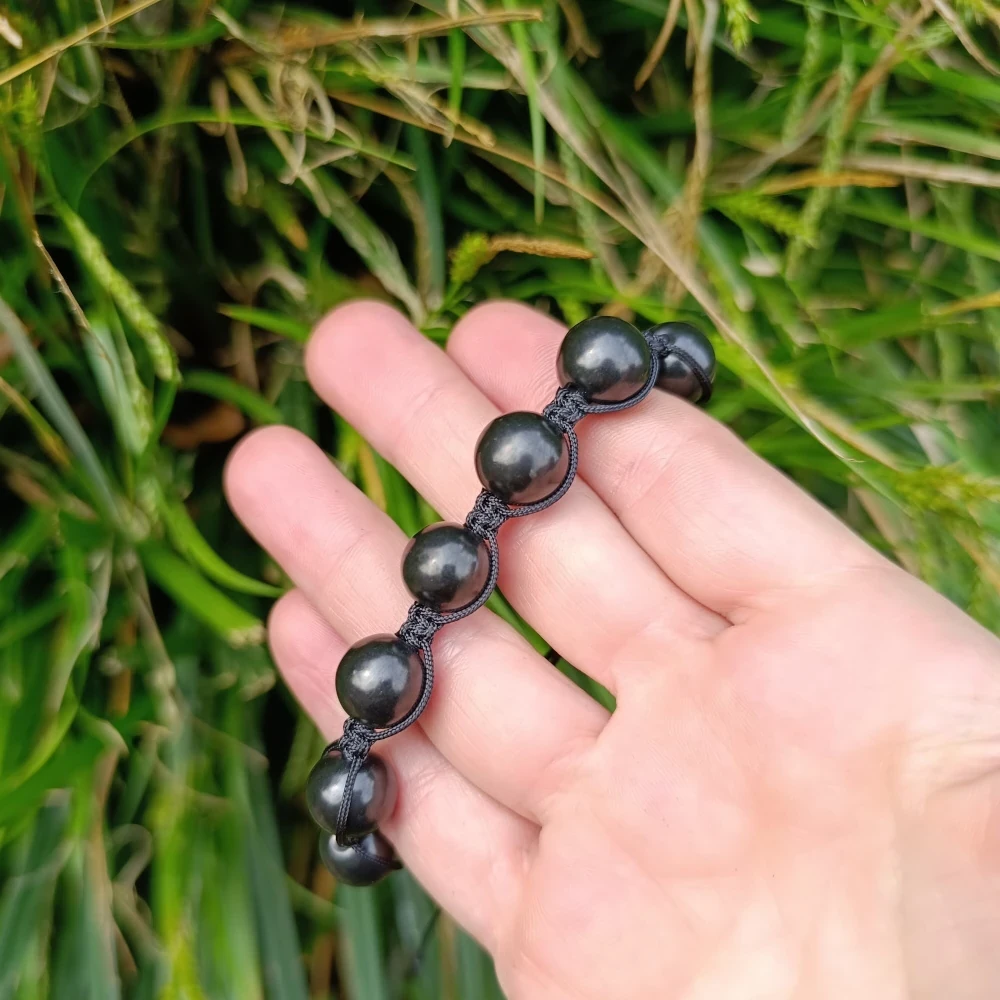Schungit Armband Shamballa in der Hand