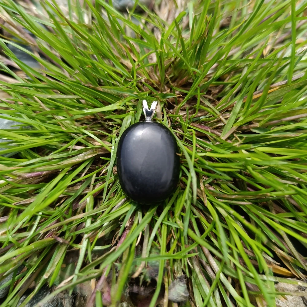 Schungit Halsanhaenger in ovaler Form
