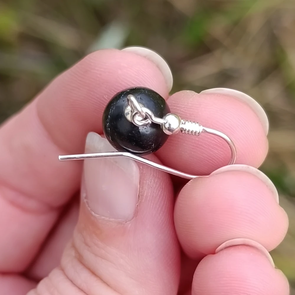Nahaufnahme eines Schungit Ohrrings