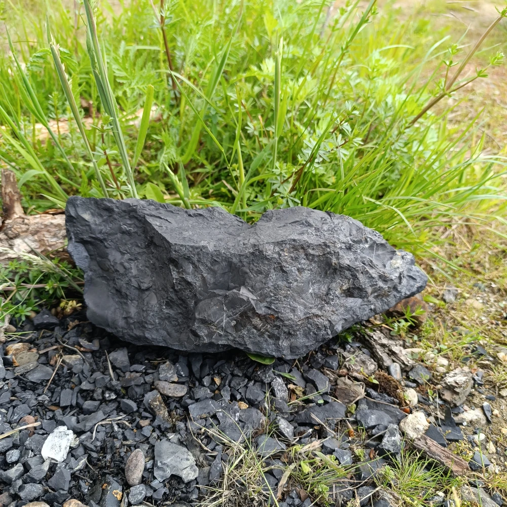 Schungit Rohstein, grobe Struktur, dunkelgrau, natürliche Bruchkanten